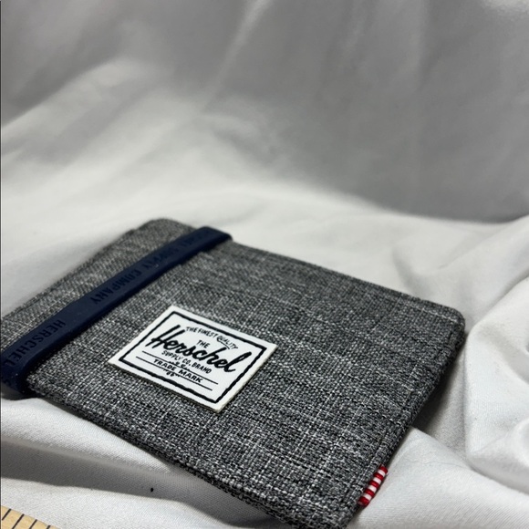 The Herschel Supply Gray white blk Card Holder and coins wallet - Picture 9 of 9